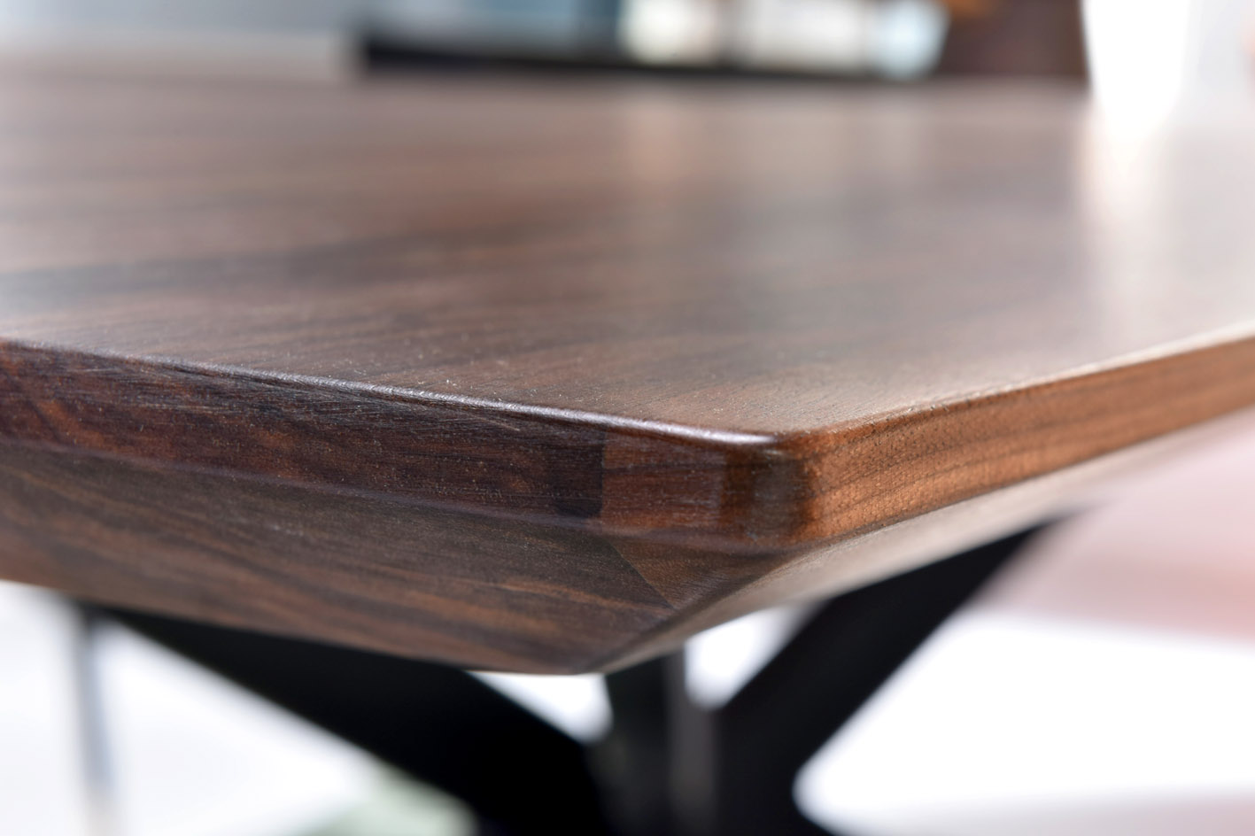 Bakari walnut dining table | Remo Meble